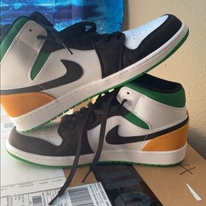 Jordan 1 Mid Se “Oakland” size 13